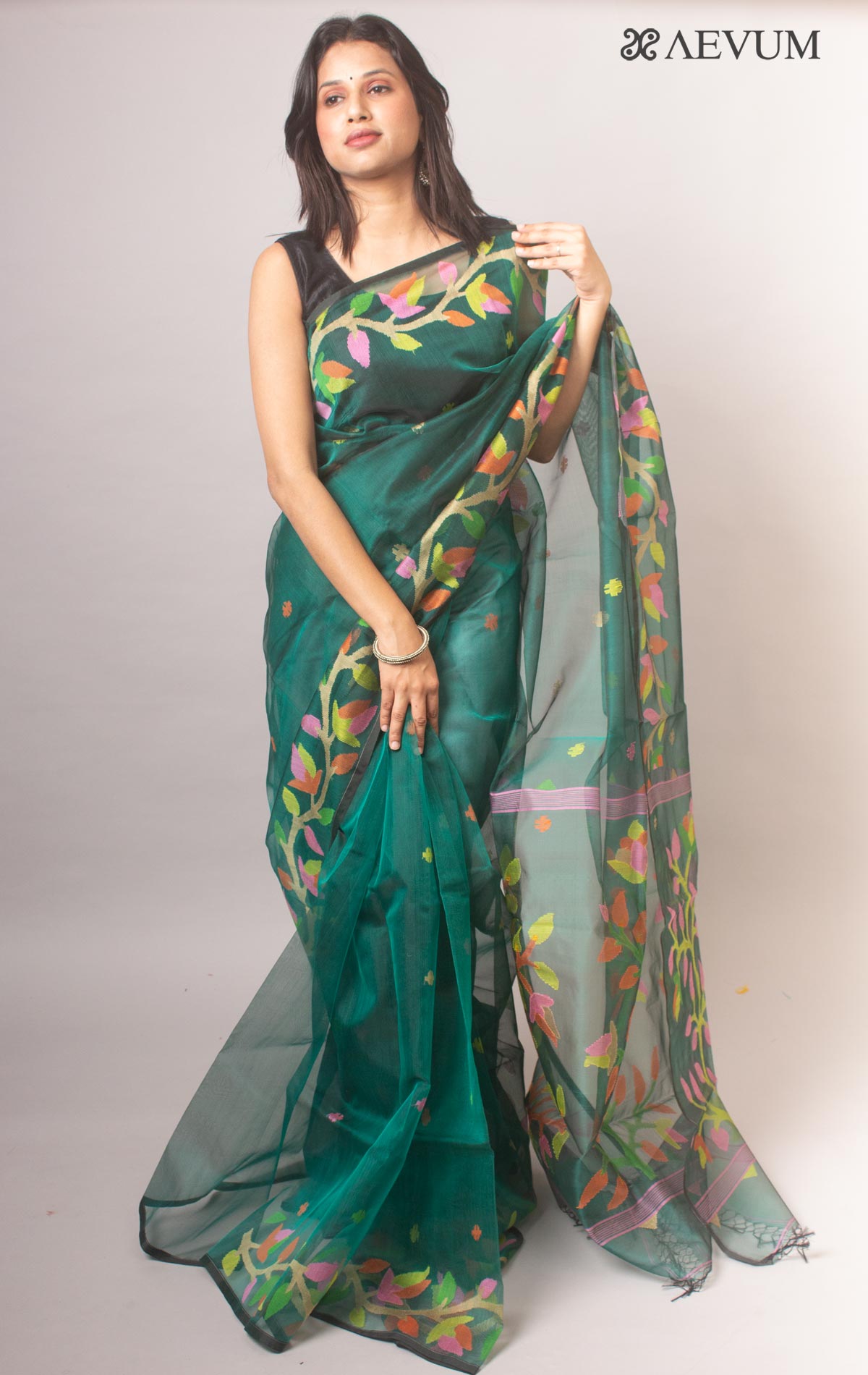 Exquisite Dark Blue colored Muslin Dhakai Jamdani Saree: A Traditional  Masterpiece - UrbanCraf